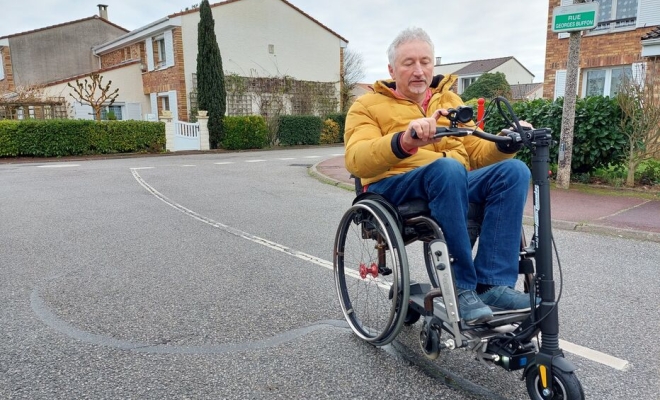 Trotinette troisième roue fauteuil roulant, omni, midi santé castelnaudary